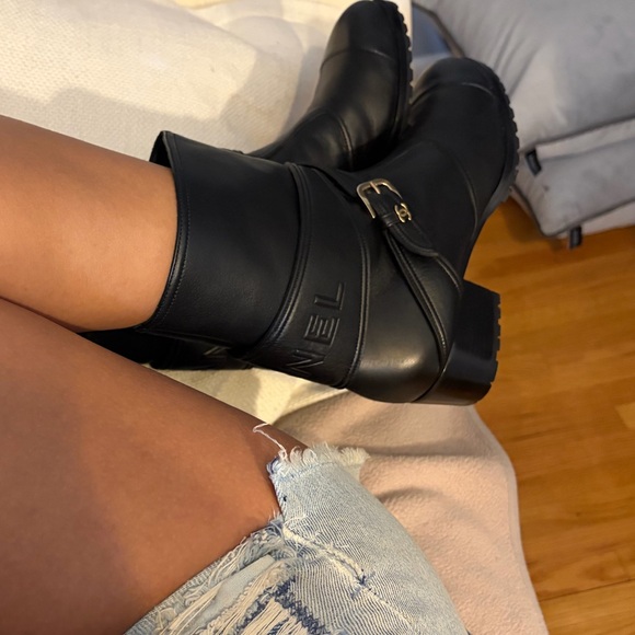 CHANEL 2019 Black Leather Heeled Boots - Picture 5 of 16
